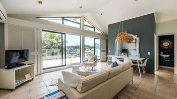 Panoramic-Apartment | Wohnbereich | Flachbildfernseher