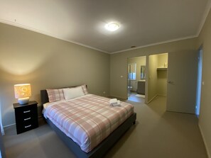 4 bedrooms, iron/ironing board, free WiFi, bed sheets - Whole House with 4 Queen Beds - Closer to Melbourne Airport - 8 Guests (Kurunjang)