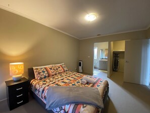 4 habitaciones, tabla de planchar con plancha y wifi gratis 