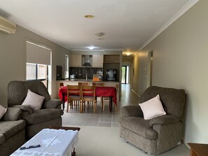 Smart TV - Whole House with 4 Queen Beds - Closer to Melbourne Airport - 8 Guests (Kurunjang)