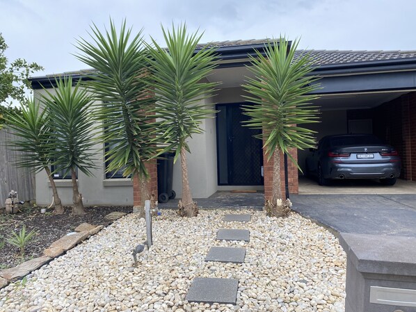 Property grounds - Whole House with 4 Queen Beds - Closer to Melbourne Airport - 8 Guests (Kurunjang)