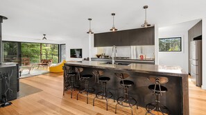 Een koelkast, een magnetron, een oven, een kookplaat