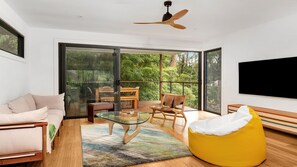 Een televisie en een open haard