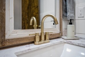 Hårføner, håndklær, såpe og sjampo