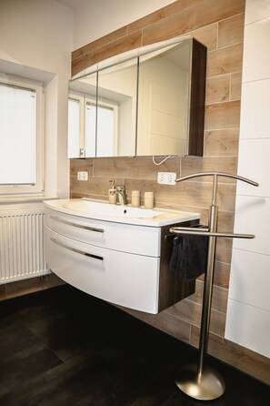 Hårtørrer, bidet, håndklæder, Sæbe