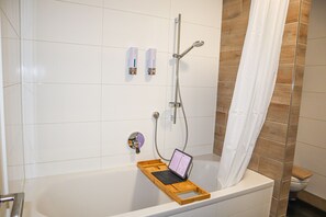 Secador de pelo, bidet, toallas, jabón
