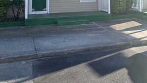 Un edificio de dos pisos con una puerta verde y un letrero que dice 'WILMINGTON TERRACE'.