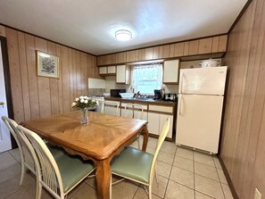 Fridge, microwave, oven, stovetop - Willmington Terrace one bedroom apartment (Ocean City)