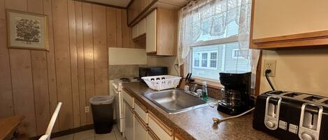 ثلاجة، ميكروويف، فرن، موقد طهي مسطح