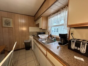 Fridge, microwave, oven, stovetop - Willmington Terrace one bedroom apartment (Ocean City)