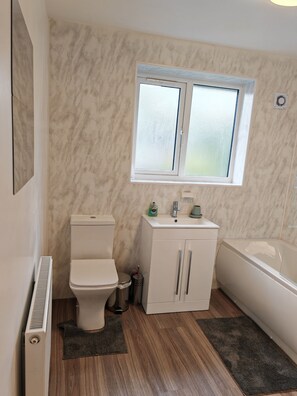 Rumah | Kamar mandi | Kombinasi shower/bathtub, bathtub besar,  dan perlengkapan mandi gratis