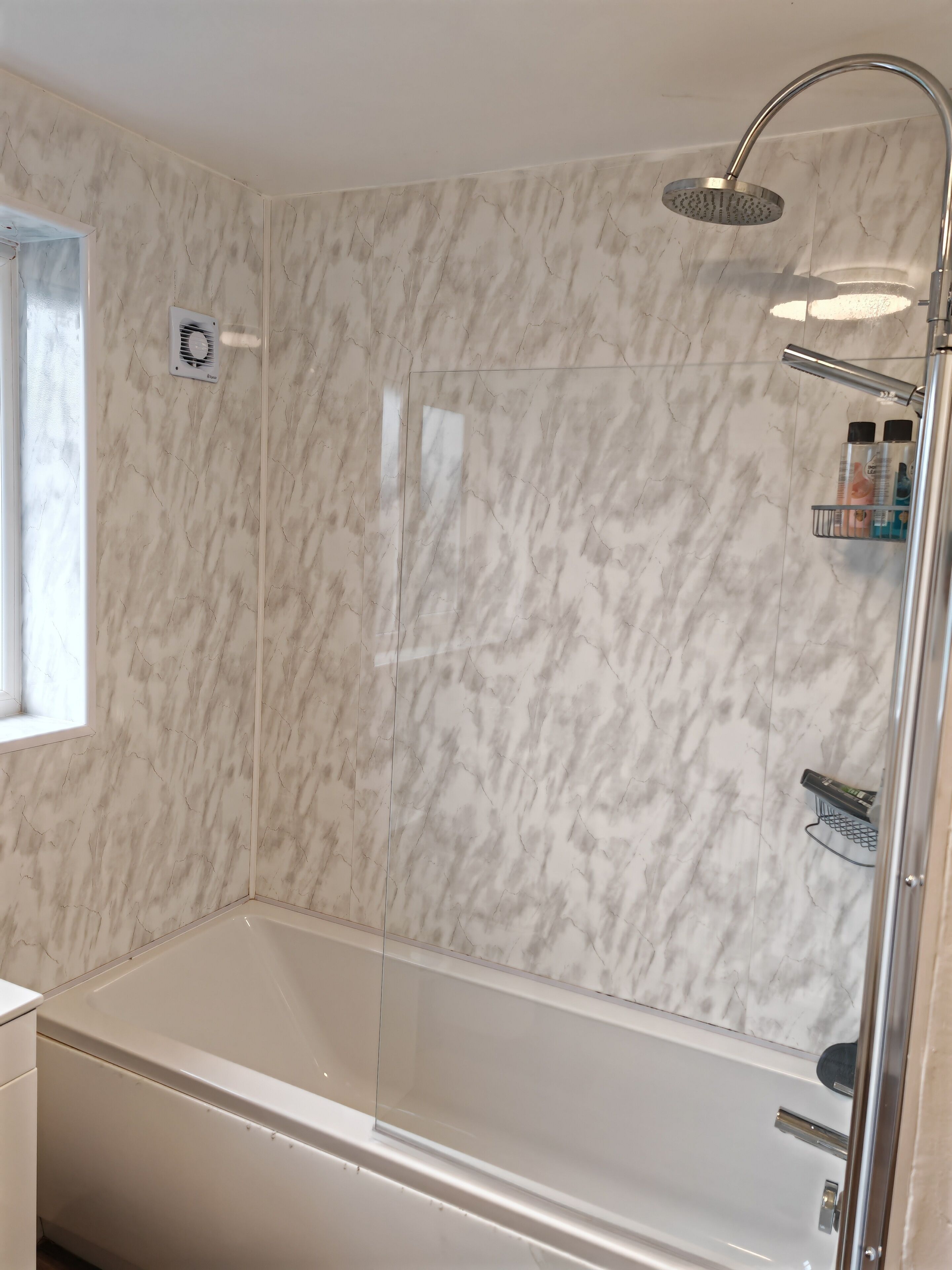 House | Bathroom | Combined shower/bathtub, deep-soaking bathtub, free toiletries