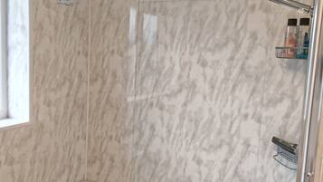 House | Bathroom | Combined shower/bathtub, deep-soaking bathtub, free toiletries