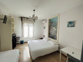 Habitación triple estándar | Ropa de cama hipoalergénica, escritorio, wifi gratis