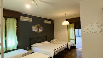 Habitación cuádruple Deluxe | Ropa de cama hipoalergénica, escritorio y wifi gratis