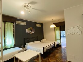 Habitación cuádruple Deluxe | Ropa de cama hipoalergénica, escritorio, wifi gratis