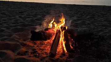 Accommodatie ligt op het strand, ligstoelen, strandlakens