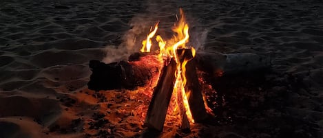 Sur la plage, chaise longue, serviettes de plage