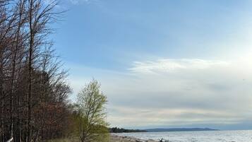 En la playa, camastros y toallas de playa