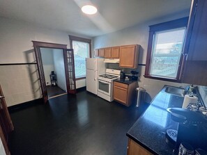 Een koelkast, een magnetron, een oven, een vaatwasser