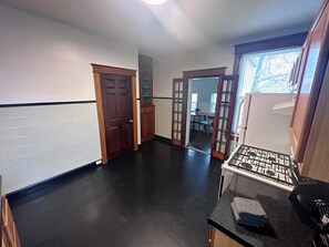 Een koelkast, een magnetron, een oven, een vaatwasser