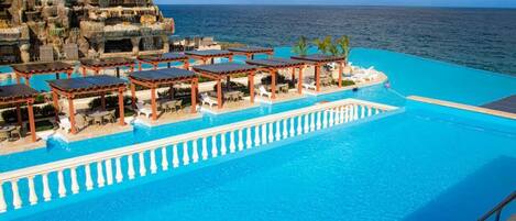 Vila, 5 quartos, para fumantes, piscina particular | Piscina | Piscina externa