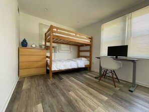 3 quartos, ferros/tábuas de passar roupa, Wi-Fi, roupa de cama