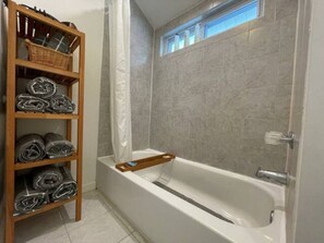 Sèche-cheveux, serviettes fournies, savon, shampoing