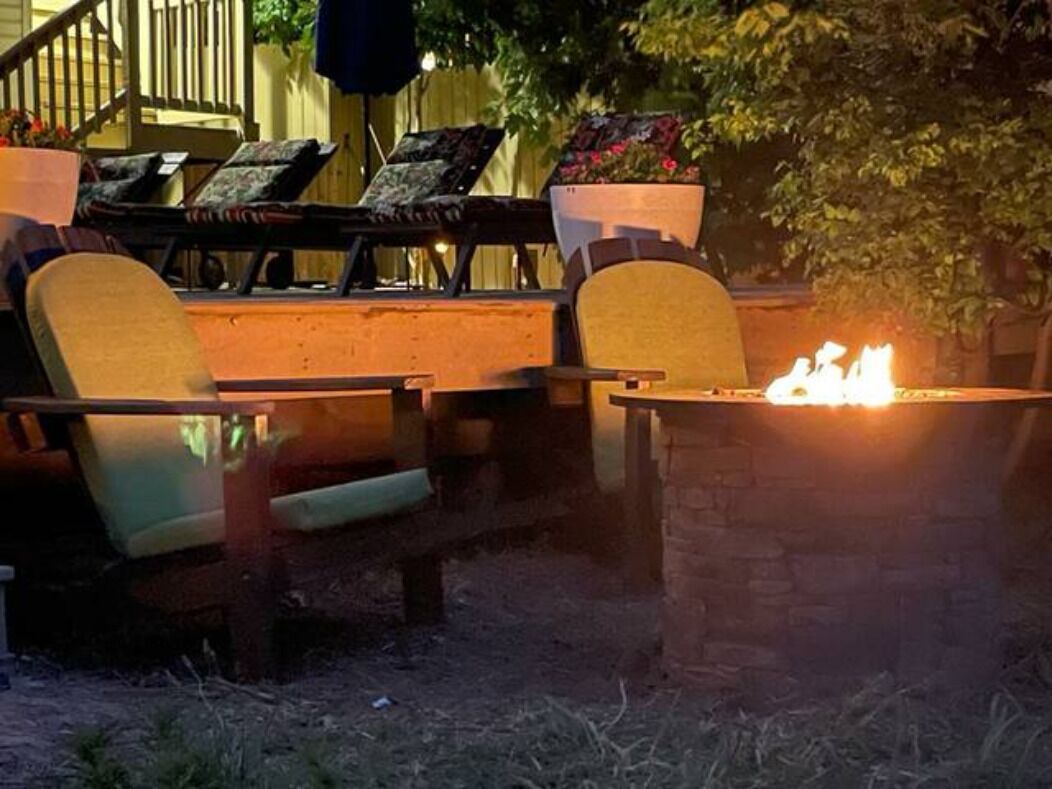 Un área de estar al aire libre con una chimenea.