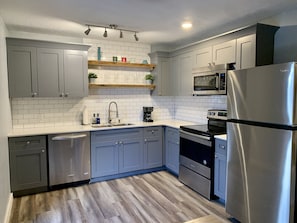 Geladeira, micro-ondas, fogão, cooktop