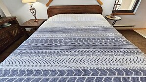 A bedroom with a bed, two bedside tables, a dresser, and a window with a view. - Pet Friendly King Studio, Center Village, walk to slopes 446 (Copper Mountain)