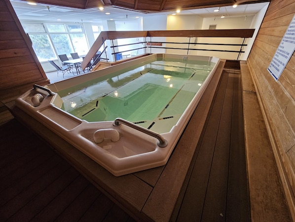 Ein Schwimmbad mit Umkleideraum und Liegebereich.