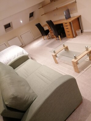 Individuell eingerichtet, Schreibtisch, laptopgeeigneter Arbeitsplatz