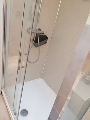 Separate tub and shower - 92 Seaford Street  (Stoke-on-Trent)