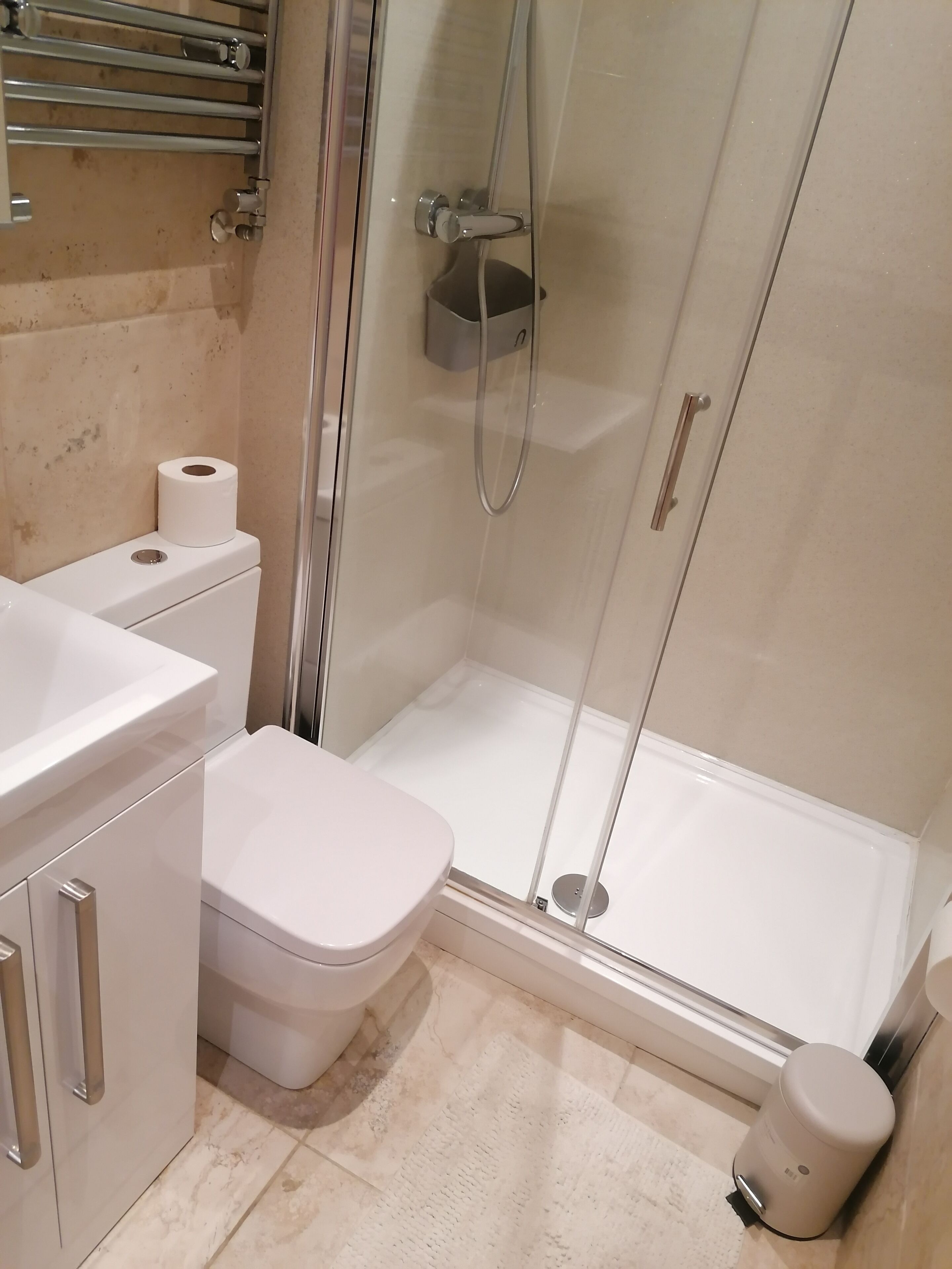 Trang bị nội thất với thiết kế riêng biệt, bàn 