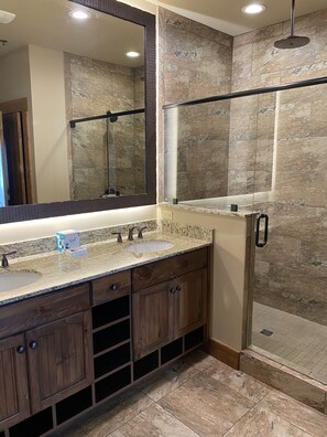 Jetted bath, hair dryer, towels, soap - Special July 4th Rental in Beautiful Smokey Mountains (Gatlinburg)