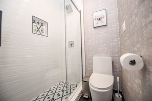 Shower, hair dryer, towels, soap - 4 bedroom house close to downtown with 8 beds (Riverdale)