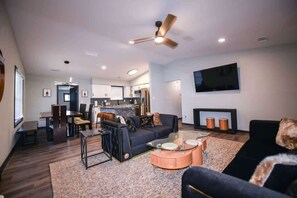 TV - Spacious 4 bedroom 8 beds  20mins From  downtown (Riverdale)