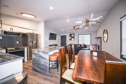 Spacious 4 bedroom 8 beds  20mins From  downtown