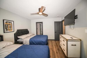 4 bedrooms, iron/ironing board, WiFi, bed sheets - Spacious 4 bedroom 8 beds  20mins From  downtown (Riverdale)