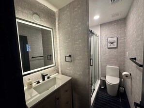 Shower, hair dryer, towels, soap - Spacious 4 bedroom 8 beds  20mins From  downtown (Riverdale)