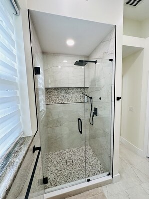 Shower, hair dryer, towels, soap - Beautiful welcoming house in Paradise named Naples! (Naples)
