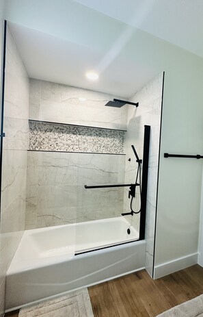 Shower, hair dryer, towels, soap - Beautiful welcoming house in Paradise named Naples! (Naples)