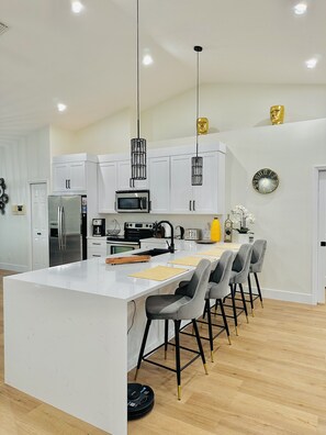 Fridge, microwave, oven, stovetop - Beautiful welcoming house in Paradise named Naples! (Naples)