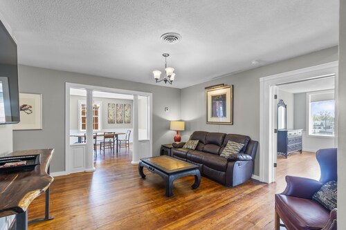 Downtown 4BR with 2 King Beds! Walking distance to SEMO and the River Front.  