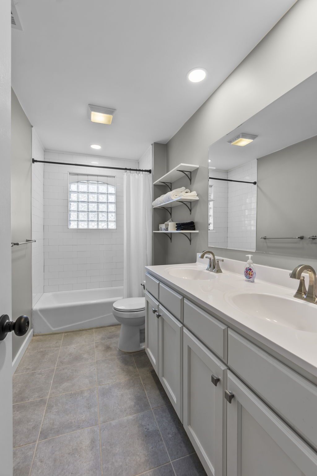 Towels, soap, shampoo, toilet paper