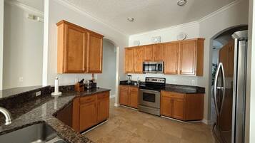 Cafetera y tetera, licuadora, utensilios de cocina y toallas de papel