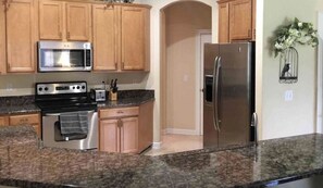 Kaffetrakter/tekoker, hurtigmikser, kjøkkenutstyr og papirhåndklær