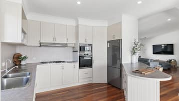 Frigorífico, microondas, horno y placa de cocina