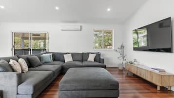 Una Smart TV, una pantalla de ordenador